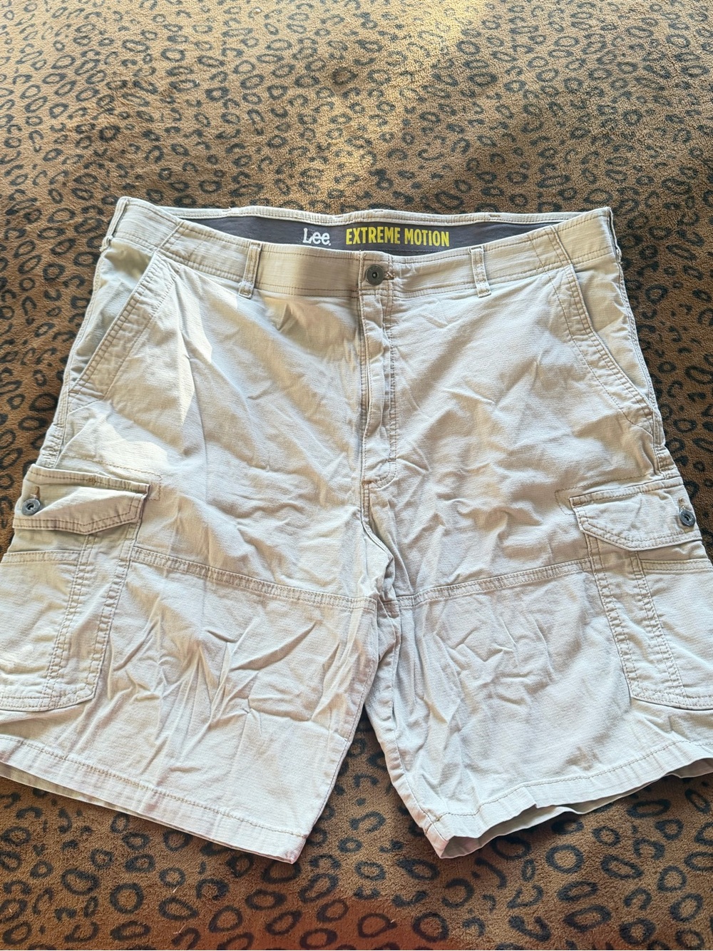 Lee Men’s Extreme Motion Cargo Shorts in Light Beige